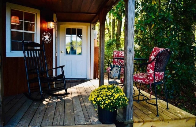 Tiny House Cabin Unique in Town Stay
