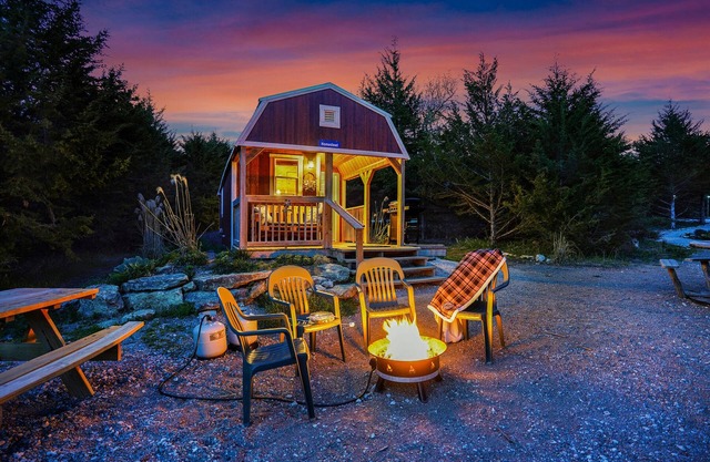Tiny House Cabin with Loft. 2 Queen Beds with Child Sleeper. Pet Friendly!