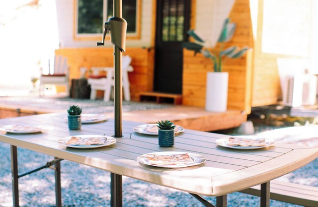 Tiny house Glamping in the mountains 🌻 Walk to private lake!