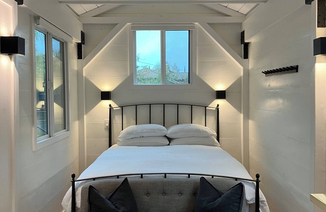 Tiny House in Malibu Mountains Vineyard area.n2 minutes from Calimigos Ranch