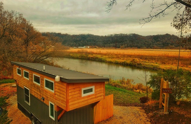 Tiny House on Upper Iowa River w/hot tub