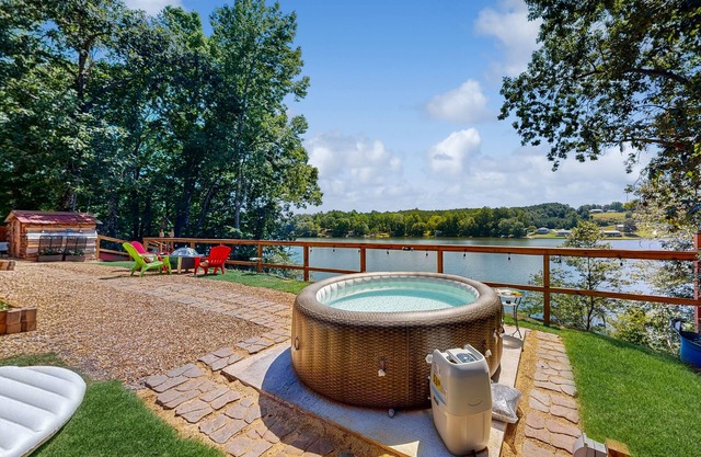 Tiny House with wifi, private W/D, lake views + dog friendly