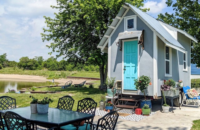 Tiny LAKE House! 10 Minutes from Omaha