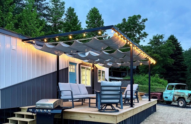 Tiny Tin Haven Mountain Views + Private Deck