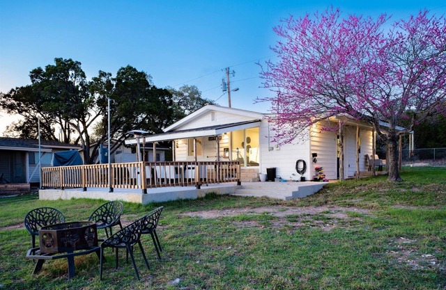 Tiny Waterfront Cabin w Dock, Kayak, SUPs sleeps 7