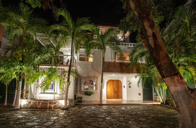 Tired of being stressed? Try the sea/pool/cenote/sun therapy! Huge villa for 15