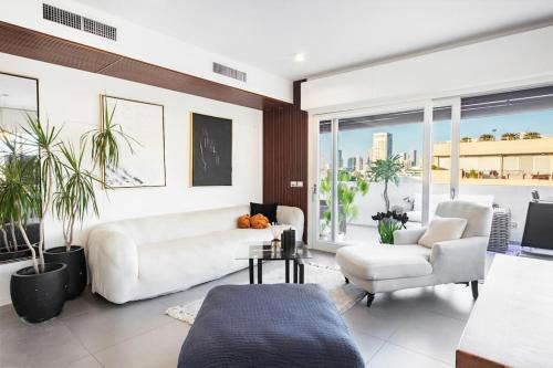 TLV Penthouse With bomb shelter, Hottub and OutDoor Kitchen