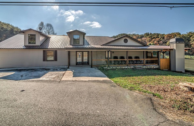 Toccoa River home with fireplace, deck, central AC, & quick access to Downtown