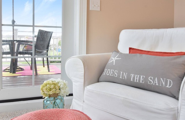 Toes in the Sand at One Ludington Place: Pool/Hot Tub/Close to beach!!