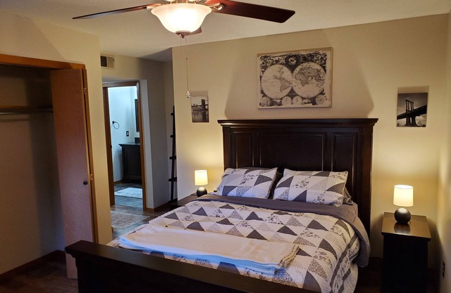 Tomar Park Apt with Porch & Fireplace KP101APT6