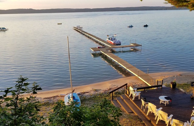 Tonawathya - Spacious Lakefront Gem, Pvt Beach, Dock & Location Near Glen Arbor