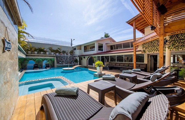 Top-class guest-friendly central villa with pool/basketball/gym/billiard/BBQ!