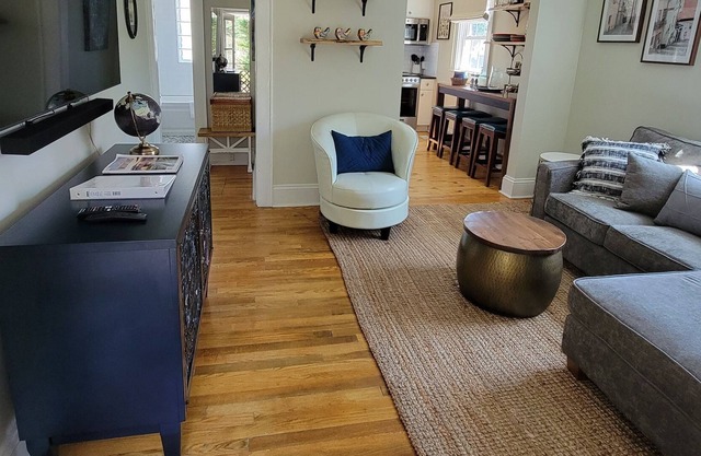 Top Deck- Upscale Downtown 2 BR w/private fenced yard & garage parking