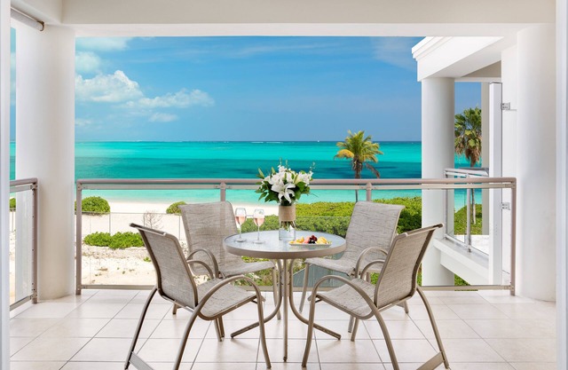 Top floor 2-bedroom Ocean Front Suite with amazing viewnnSleeps 6 adults, 2 kids