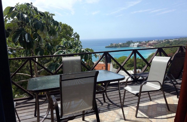 Top-Floor 2-Bedroom Condo with Ocean Views and Walking Distance to the Beach