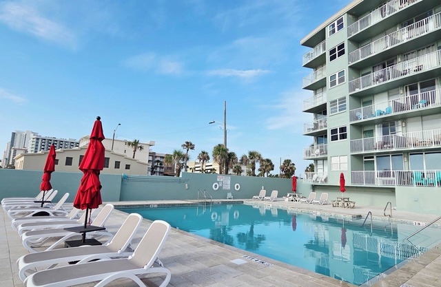 Top Floor Cozy Studio with Oceanview & Kitchenette