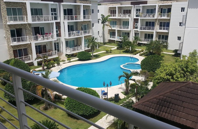 Top-floor quiet condo with large pool and garden near everything, BBQ/WiFI/TV