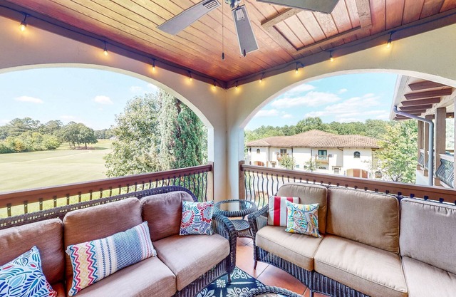 Top-Floor Studio with Golf-View Balcony & Outdoor TV - Near Lake Oconee