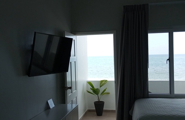 Top floor stylish Queen room, balcony with great Caribbean view. Parking,Netflix