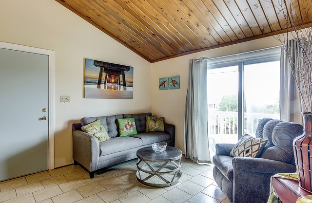 Top-floor villa with fairway views - central AC, private W/D, WiFi - Dogs OK