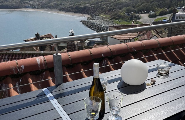 Top Gallant Holiday Cottage Runswick Bay with great beach and sea views