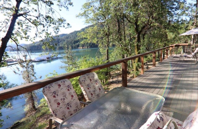 Top Lakefront Oasis - Kayaks, Paddle Bd, Hot Tub - Shasta Lakeshore Retreat #2