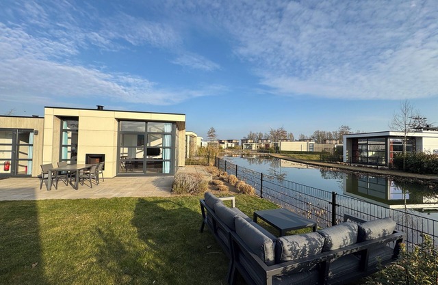 Top modern chalet IJssel Oase with fenced garden