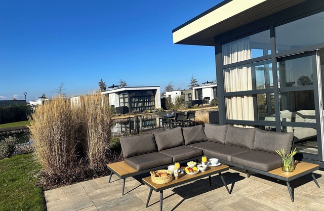 Top modern chalet 'Refugium' with large garden on the IJssel