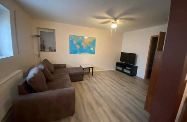 Top renovated apartment/modern furnishings! up to 4P.