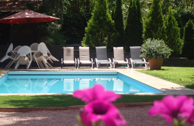 Torrelodones: House with shared garden and pool 25 min from Madrid. Wifi