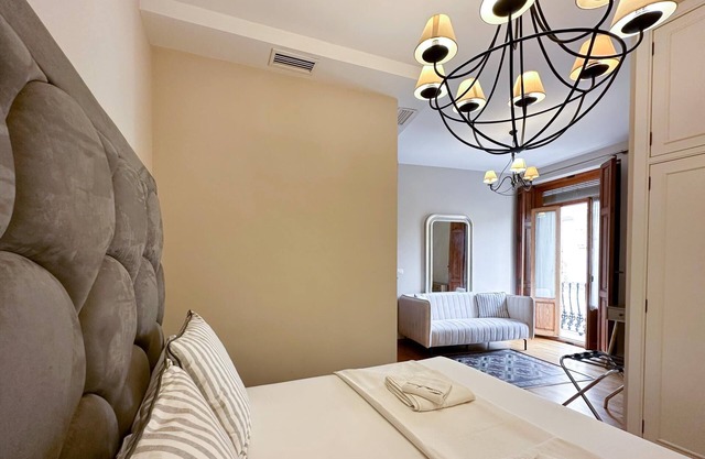 Torres de Serranos, 2 Bedrooms,4 P+balcony in Ciutat Vella, in downtown Valencia