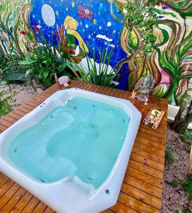 Toucan House Sleeps 6 - with AC & Jacuzzi!