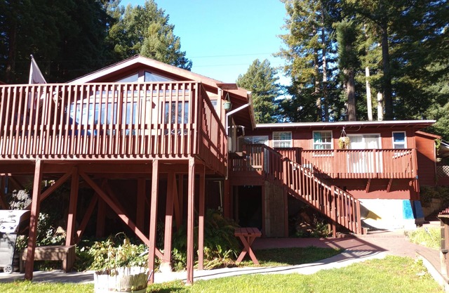 Towering Redwoods, Private River Access, 3 Bathroom, 3 Bedroom, Up to 20 Guests