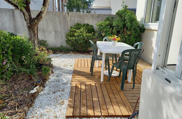 Town house 200m from all amenities, center, port, train station, park.