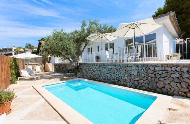Town house with pool near the beach – Casa Viktoria