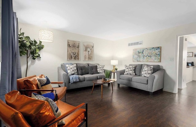 TownHome Minutes away from KC|Sleeps 10 &Renovated