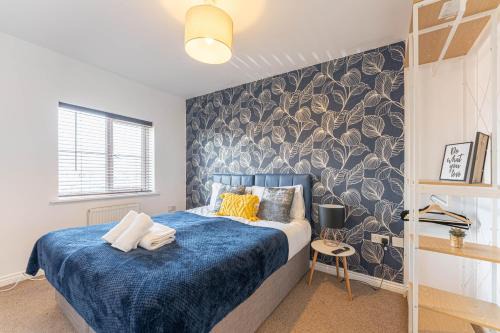 Townhouse in Rugby with Garden and Free Parking