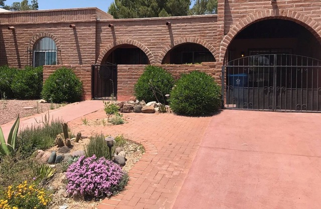 Townhouse located on the last hole of golf course minutes from the clubhouse