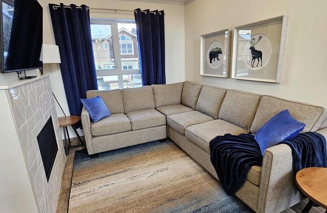 Townhouse w/Garage in PRIME LOCATION - Sleeps 8 + Pool and Hot Tub