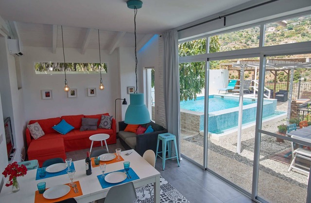 Townhouse w private pool & garden, mountain views, A/C, WiFi, Netflix