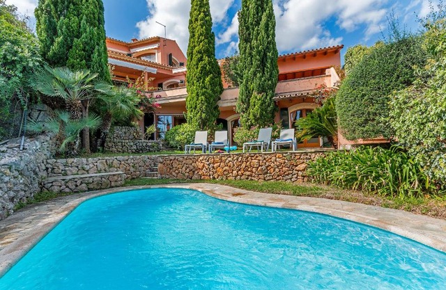 Townhouse with pool and mountain views, just 5 min