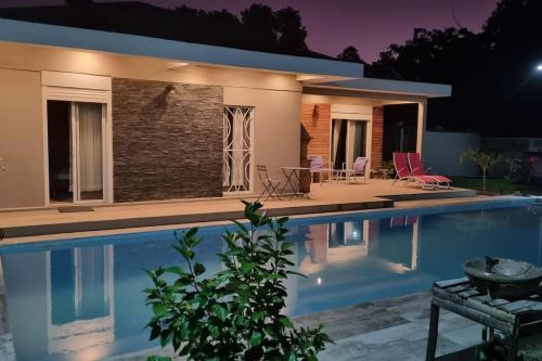 Très belle villa pied dans l'eau