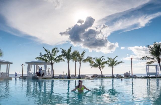 TRACADERO Beach Club and Holidays Rentals