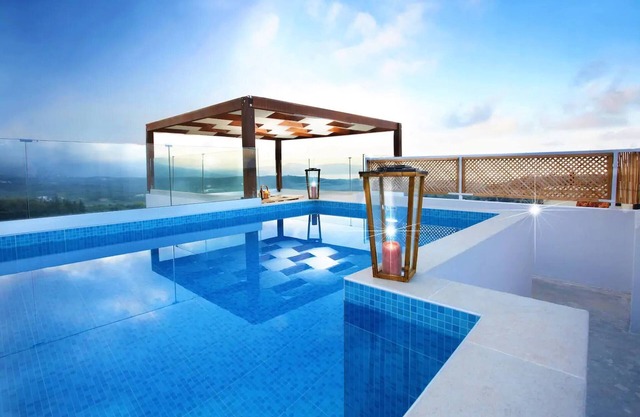 Traditional 4bd villa with view,rooftop pool,BBQ!