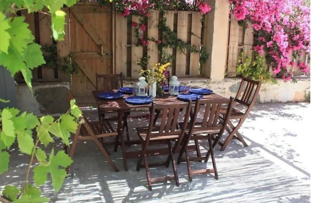 Traditional Cycladic house in the heart of Parikia with garden.