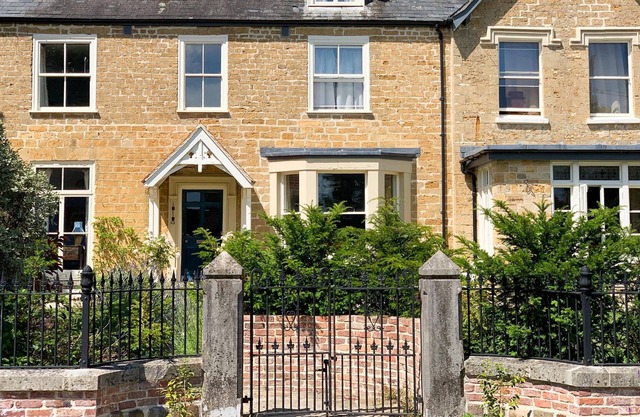 Traditional family home for 8-15 people, West Bay and Jurassic Coast