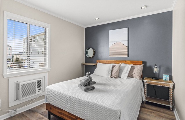 Traditional Queen Room Hotel- 2 Pools, Near Beach/Boardwalk, No Pets Allowed