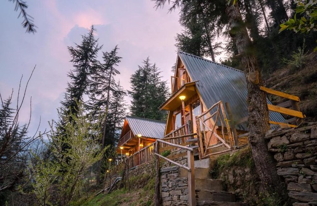 Tragopan Chalet's - Cedar Cottage with attic & balcony