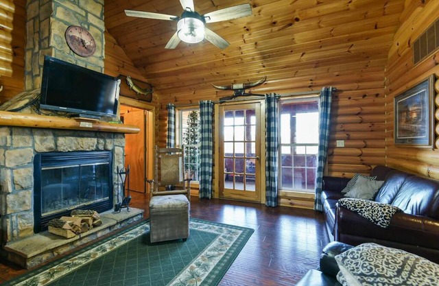 Trails End Cabin- 10 min- Silver Dollar City; 15 min- Branson; NEW Tiled Showers