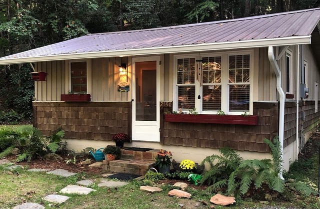 Trails End Cabin, Pet Friendly, Lake James Oasis